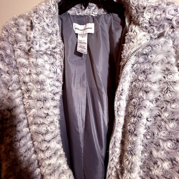 Elegant Women's Textured Teddy Jacket - Picture 6 of 8